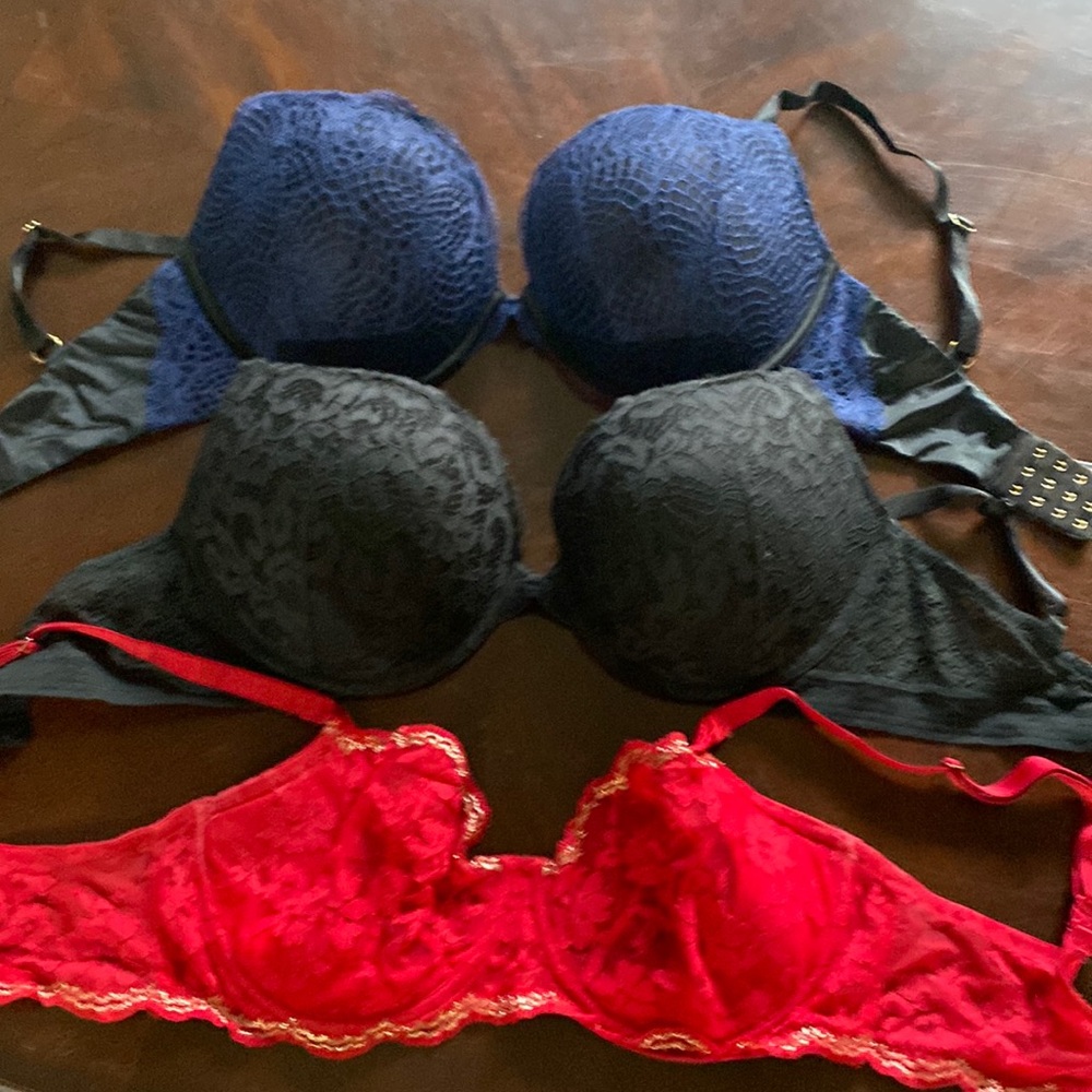 3 Victoria’s Secret bras